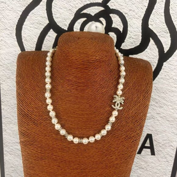 Lustrous Pearl Choker with Signature Embellishment - Picture 4 of 7